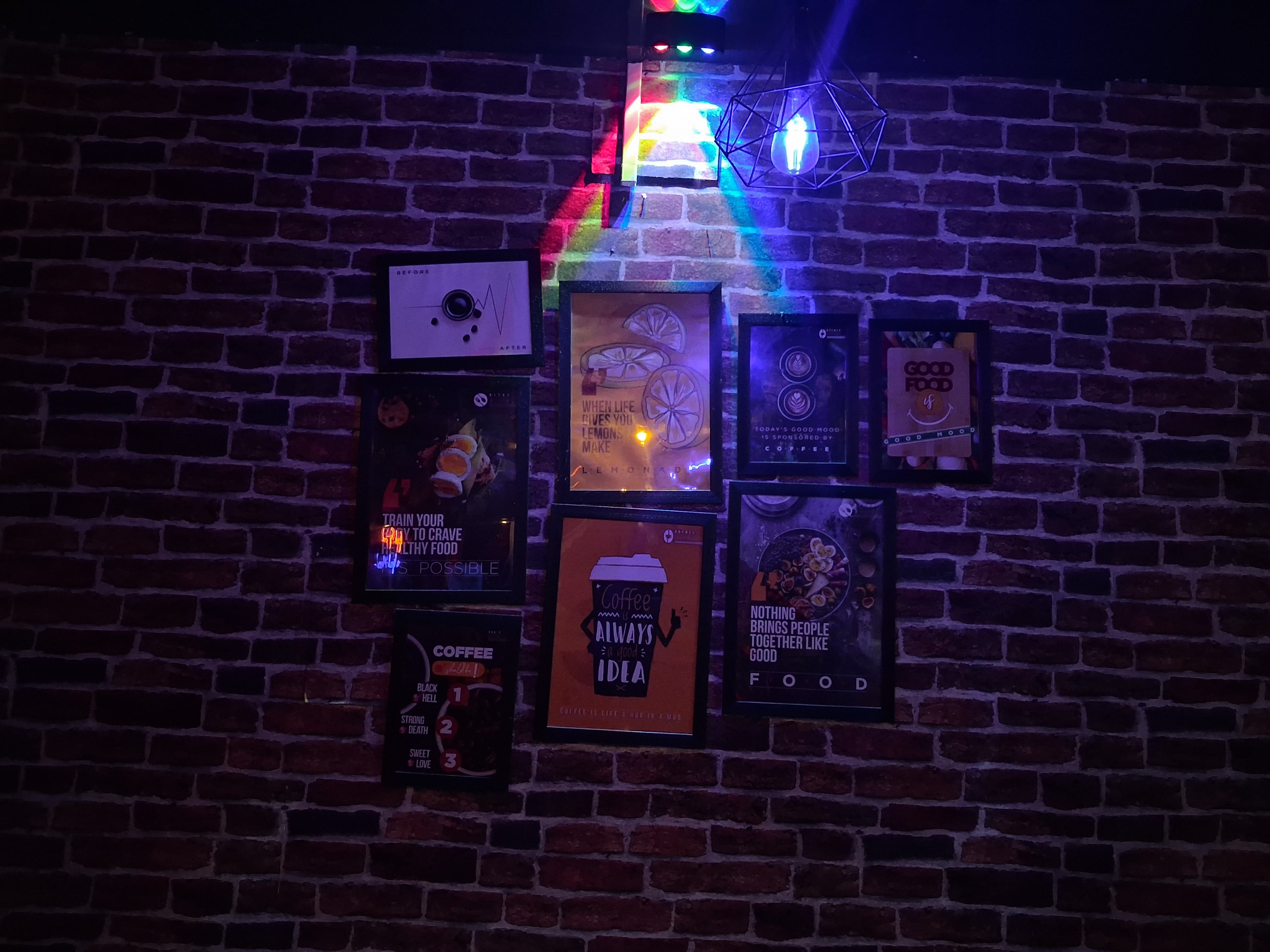Pizza Hub Ambiance